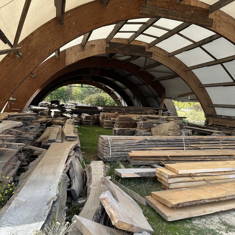 Plateaux et plots de bois brut pour menuiserie et projets sur mesure
