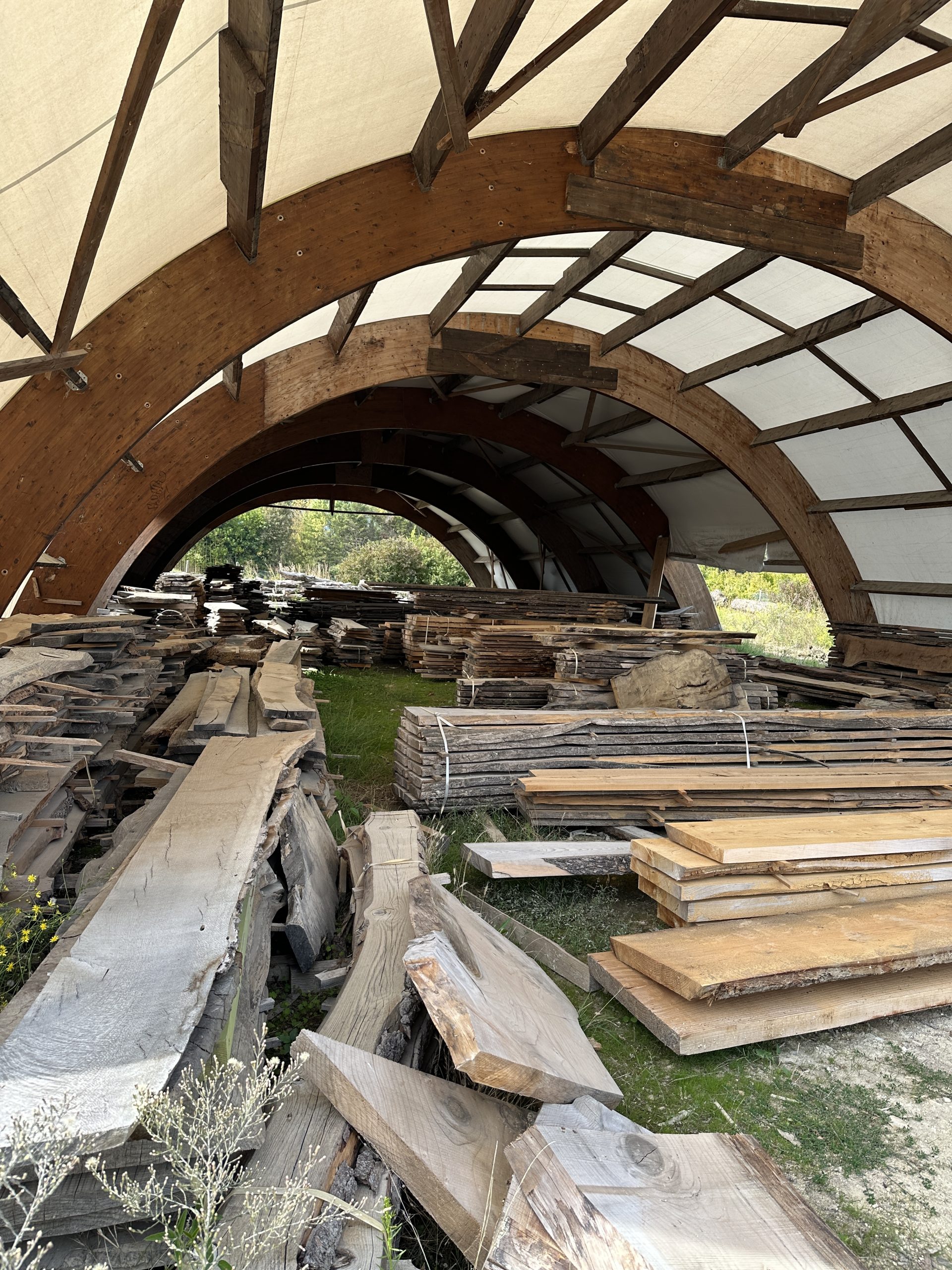 Plateaux et plots de bois brut pour menuiserie et projets sur mesure